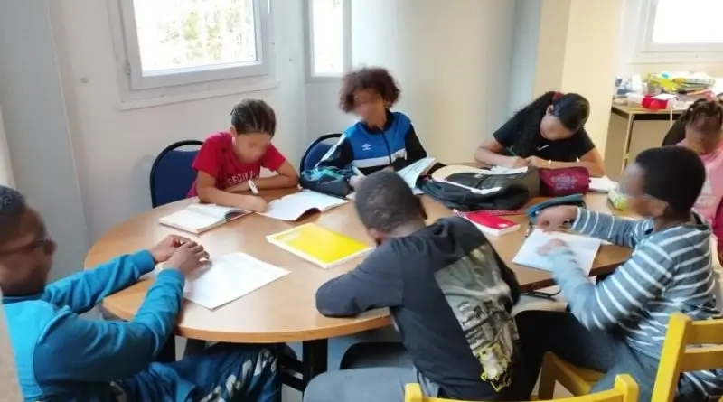 Frédéric Lippold lors d'une séance de soutien scolaire avec des enfants