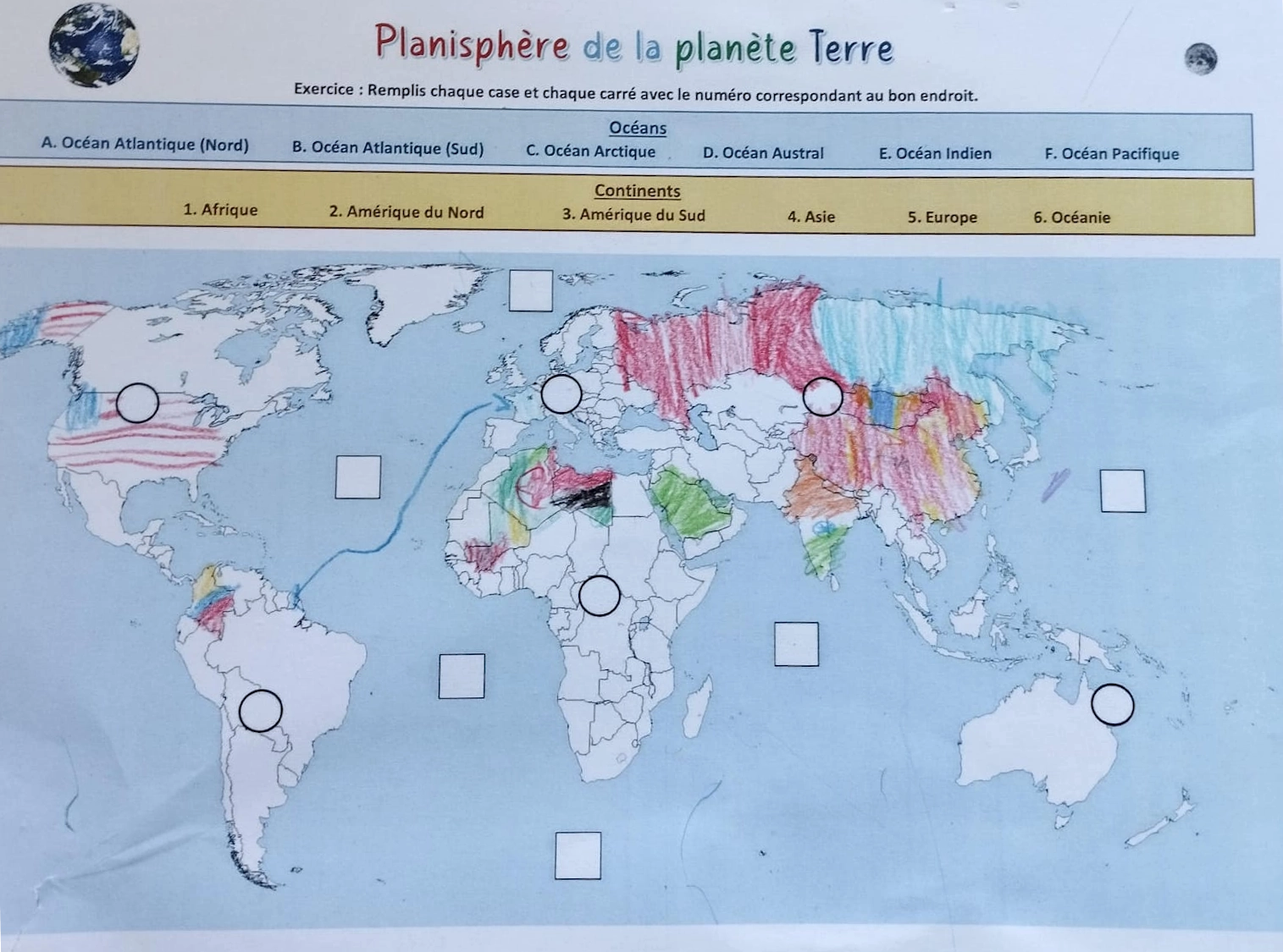 Planisphère colorié par un enfant, utilisé pour découvrir les drapeaux du monde